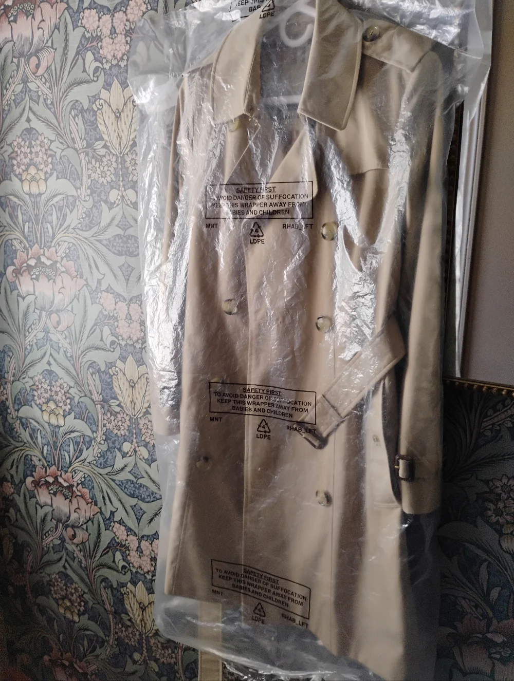 Burberry Beige Double-Breasted Trench Coat, Mid length, Chelsea Size US 6 - Picture 16 of 16
